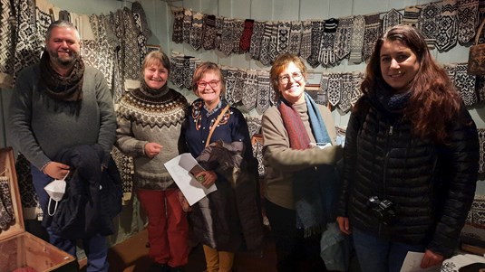Equipa hiWOOL no Museu de Artesanato em Selbu, junto da coleção de luvas.